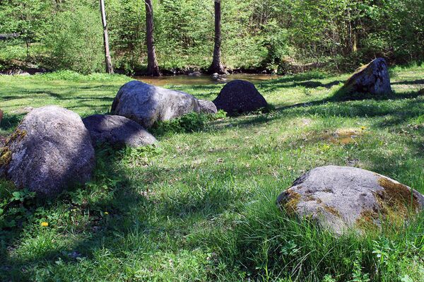 Валуны древнего капища на берегу речки в Стирняй Валуны древнего капища на берегу речки в Стирняй - Sputnik Литва