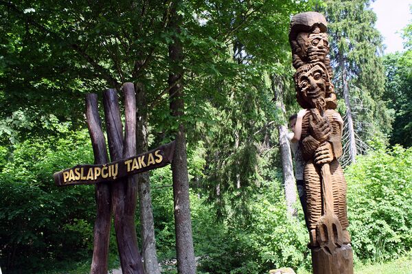 Указатель на Яму чертей на краю впадины - Sputnik Литва