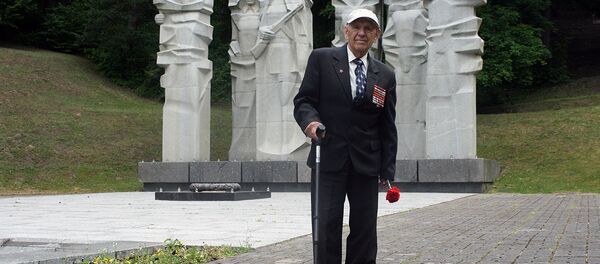 Ветеран войны у мемориала на Антакальнисском кладбище Вильнюса - Sputnik Литва