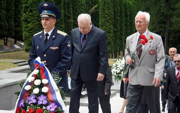 Rusijos diplomatai ir Lietuvos visuomenės veikėjai eina prie memorialo sovietų kariams Rusijos diplomatai ir Lietuvos visuomenės veikėjai eina prie memorialo sovietų kariams - Sputnik Lietuva
