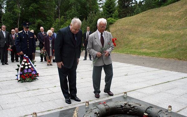 Rusijos ambasadorius Lietuvoje Aleksandras Udalcovas deda gėles prie amžinosios ugnies - Sputnik Lietuva