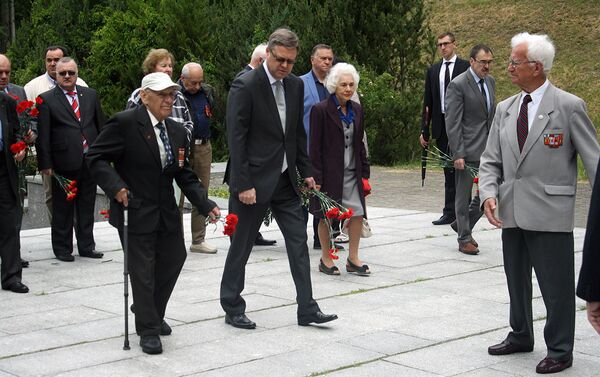 Жители Вильнюса возлагают цветы к мемориалу - Sputnik Литва