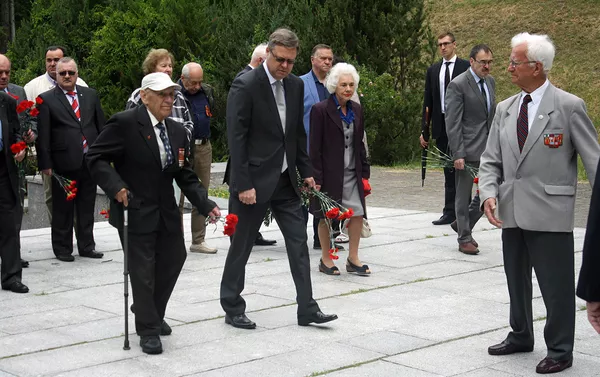 Vilniau gyventojai deda gėles prie memorialo Vilniau gyventojai deda gėles prie memorialo - Sputnik Lietuva