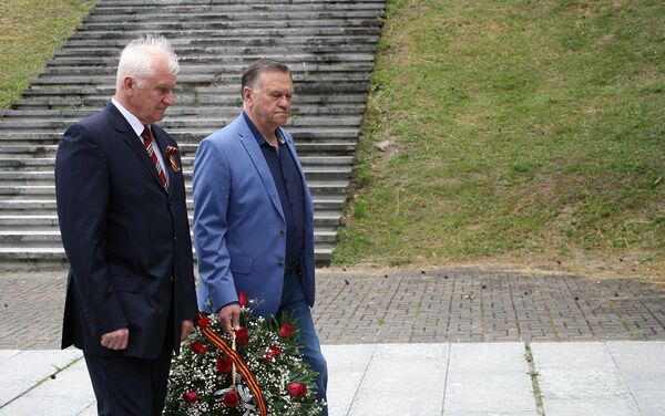Цветы возлагают ветераны-интернационалисты - Sputnik Литва
