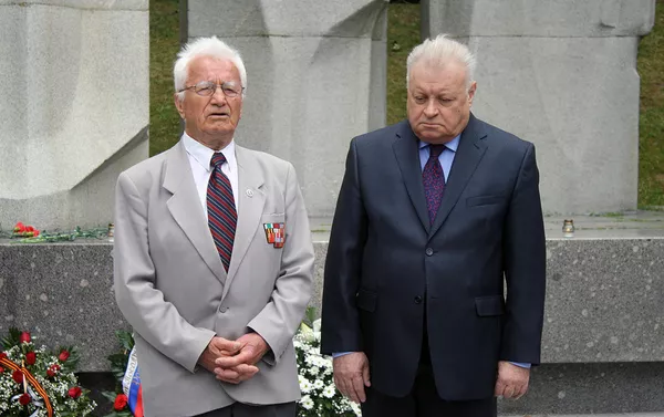 Julius Deksnys (kairėje) ir Aleksandras Udalcovas (dešinėje) Julius Deksnys (kairėje) ir Aleksandras Udalcovas (dešinėje) - Sputnik Lietuva