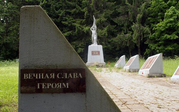 Мемориальный комплекс на месте захоронения погибших советских воинов в Шяуляйском округе - Sputnik Литва