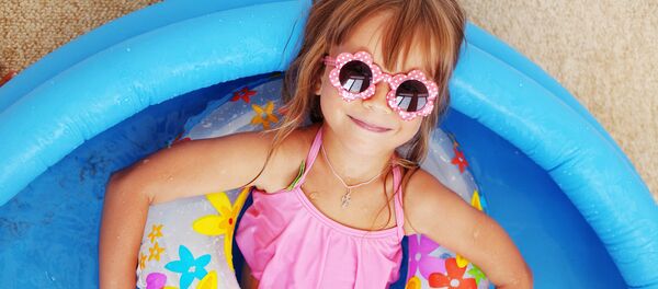 Девочка в бассейне - Sputnik Литва