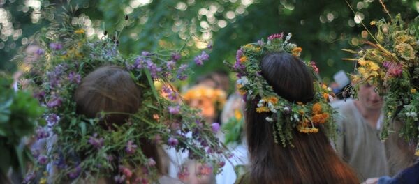Девушка с цветочными венками Девушка с цветочными венками - Sputnik Литва