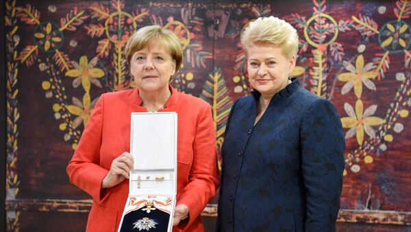 Президент Даля Грибаускайте вручила государственную награду Канцлеру Германии Ангеле Меркель - Sputnik Lietuva