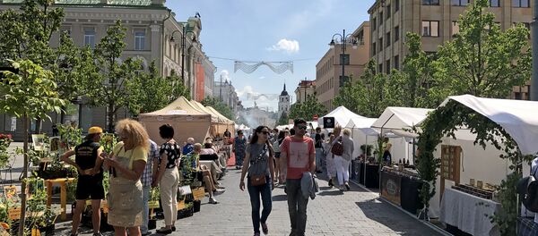 По выходным на проспекте Гедиминаса зачастую устраивают ярмарки По выходным на проспекте Гедиминаса зачастую устраивают ярмарки - Sputnik Литва