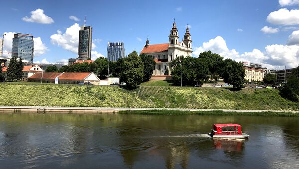Прогулка на катере в жаркий солнечный день по реке Нерис - идеальный досуг - Sputnik Литва