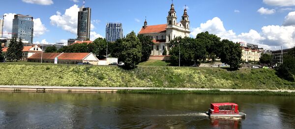 Прогулка на катере в жаркий солнечный день по реке Нерис - идеальный досуг - Sputnik Литва