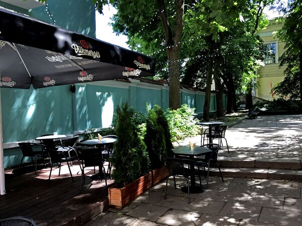 Столики на террасе в одном из кафе на улице Пилимо - Sputnik Lietuva