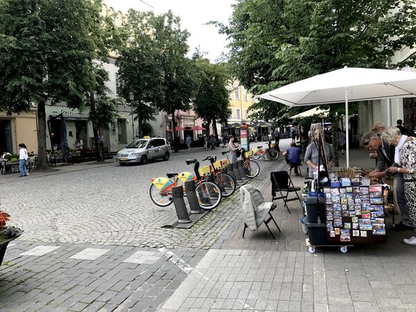 Туристы на улице Пилес покупают сувениры - Sputnik Lietuva