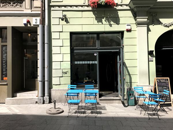 Яркие столы и стулья у кафе на улице Диджою - Sputnik Lietuva