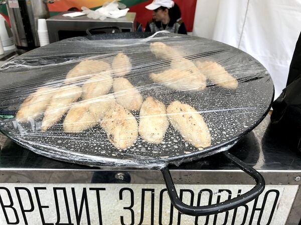 Пирожки кибинаи продавцы спасали от дождя под полиэтиленом, а реклама пива с пометкой вредит здоровью не играла на руку их имиджу - Sputnik Литва