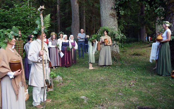 Встреча мифологических героев у импровизированных ворот из зелени - Sputnik Литва