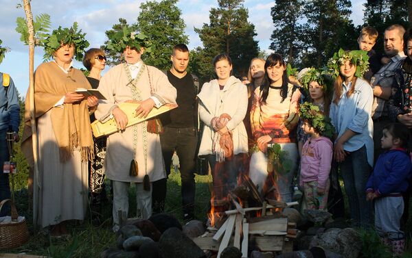 Язычники исполняют ритуальные песни у костра на вершине горы - Sputnik Литва
