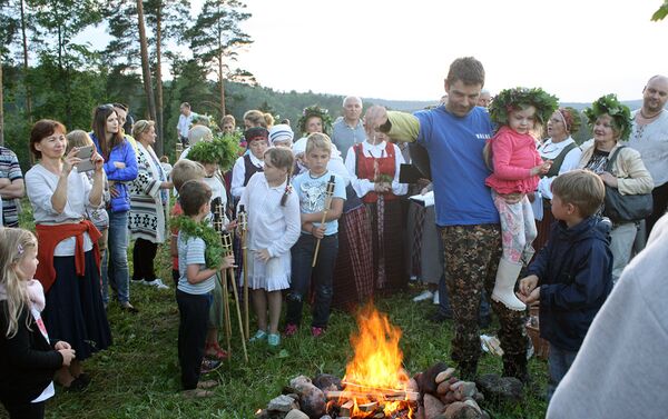 Участники ритуала сыпят соль в костер - Sputnik Литва