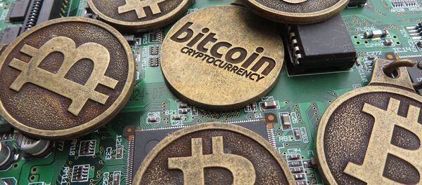 Монеты биткоин на микросхеме - Sputnik Литва