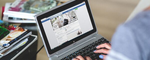 Девушка сидит в Facebook - Sputnik Литва