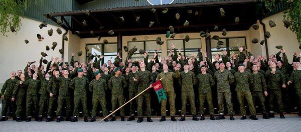 500 солдат регулярной армии окончили базовый курс военной подготовки - Sputnik Lietuva