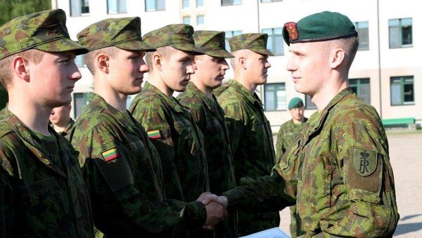 500 солдат регулярной армии окончили базовый курс военной подготовки - Sputnik Литва