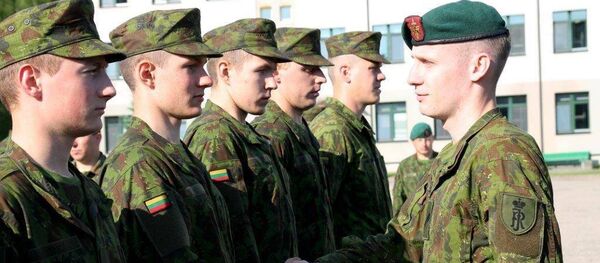 500 солдат регулярной армии окончили базовый курс военной подготовки 500 солдат регулярной армии окончили базовый курс военной подготовки - Sputnik Lietuva