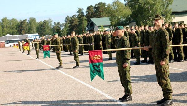500 солдат регулярной армии окончили базовый курс военной подготовки - Sputnik Литва