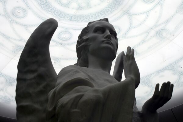 Мраморная фигура Ангела внутри часовни с водным источником Мраморная фигура Ангела внутри часовни с водным источником - Sputnik Литва