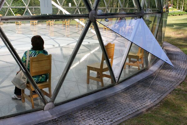 Внутри купола установлены стулья для посетителей Внутри купола установлены стулья для посетителей - Sputnik Литва