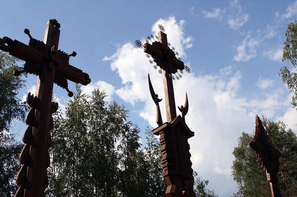 Три деревянных креста на входе в усадьбу Три деревянных креста на входе в усадьбу - Sputnik Литва