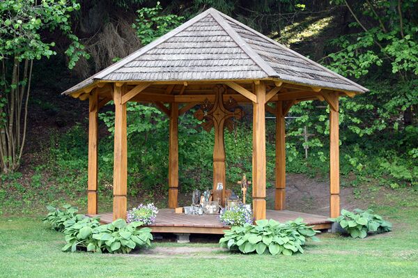 Часовня-беседка на лужайке Часовня-беседка на лужайке - Sputnik Литва