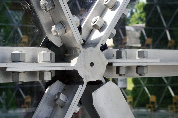 Соединительный узел стекол в рамках Соединительный узел стекол в рамках - Sputnik Литва