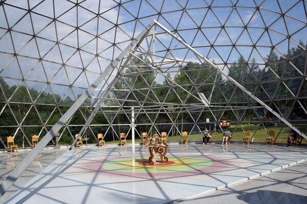 Главная пирамида Повиласа в центре купола Главная пирамида Повиласа в центре купола - Sputnik Литва