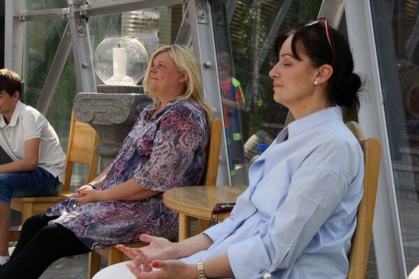 Туристы прислушиваются к своим ощущениям внутри купола Туристы прислушиваются к своим ощущениям внутри купола - Sputnik Литва