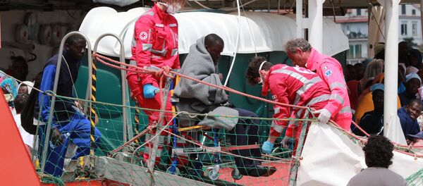 Спасение мигрантов в порту Италии Спасение мигрантов в порту Италии - Sputnik Литва