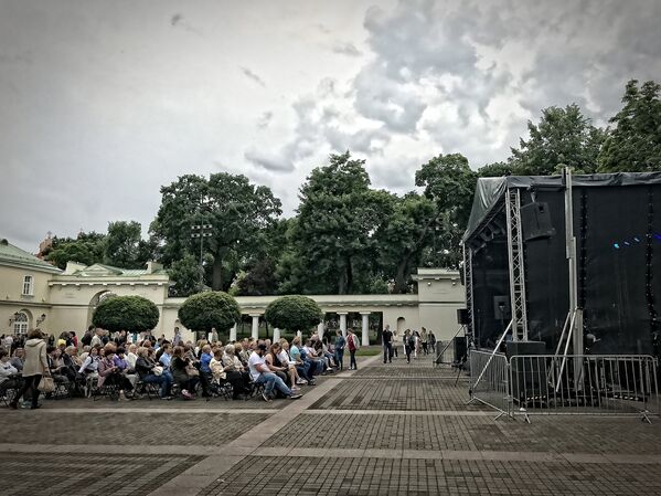Посетители в ожидании концерта в президентском дворике - Sputnik Литва