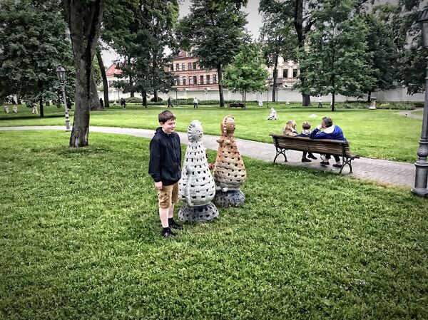 Посетители делали фото со скульптурами в виде котиков, которые были представлены здесь в рамках Ночи культуры - Sputnik Lietuva