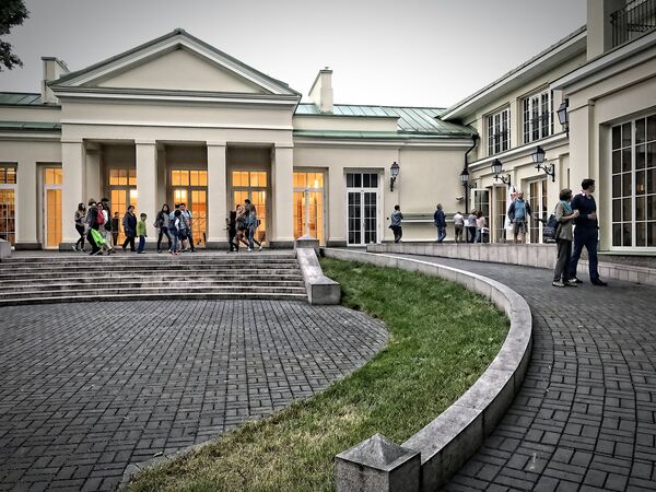 Посмотреть на внутреннее убранство Президентского дворца собралось немало желающих - Sputnik Литва