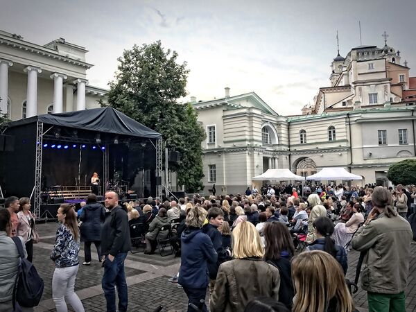 Толпа в ожидании концерта - Sputnik Литва
