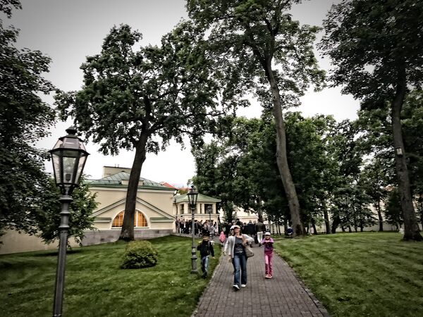 Ухоженный парк окружает все здания комплекса - Sputnik Литва