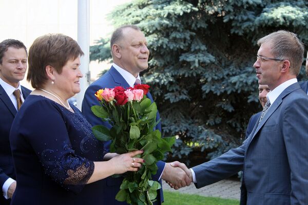 Посол с супругой принимают поздравления от гостей - Sputnik Литва