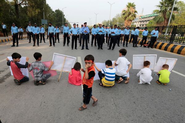 Дети принимают участие в протестной демонстрации в Исламабаде - Sputnik Литва