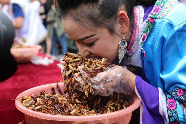 Женщина участвует в соревнованиях по поеданию насекомых в провинции Юньнань - Sputnik Литва