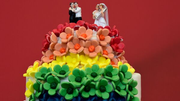 Свадебный торт с символикой ЛГБТ, архивное фото - Sputnik Литва