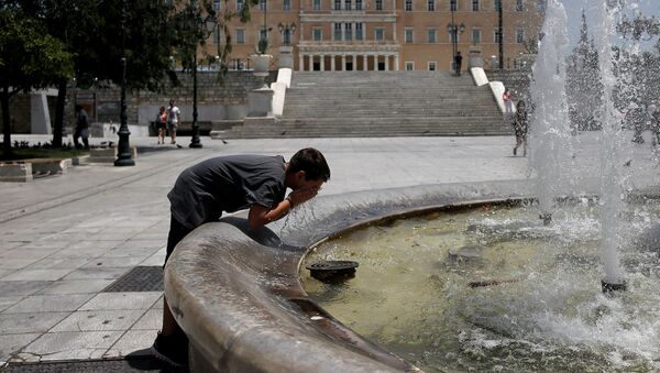 Мальчик умывается из фонтана в Греции - Sputnik Литва