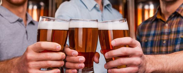 Мужчины чокаются Мужчины чокаются - Sputnik Литва