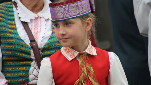 Девочка в национальном литовском костюме в День коронации Миндаугаса - Sputnik Литва