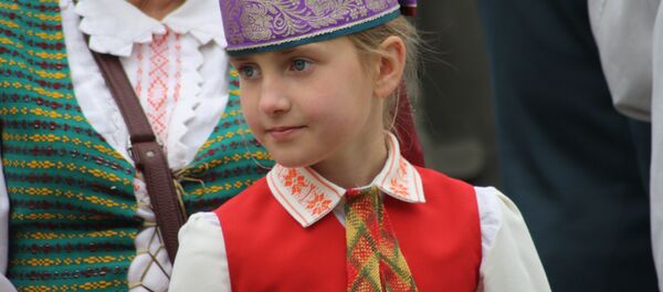 Девочка в национальном литовском костюме в День коронации Миндаугаса - Sputnik Литва